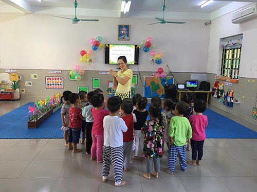Trong không khí vui tươi, phấn khởi chào mừng ngày nhà giáo Việt Nam 20/11, ngày 02/11/2018, cô và trò lớp MG Bé C5 đã tham gia Hội thi “Giáo viên dạy giỏi - nhân viên nuôi dưỡng giỏi cấp trường” với hoạt động: Dạy trẻ đọc thơ: “Thăm nhà bà” - tác giả: Như Mao.